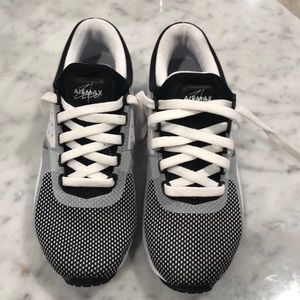 NIKE Airmax sz 4Y LIKE NEW Fits sz 6 women